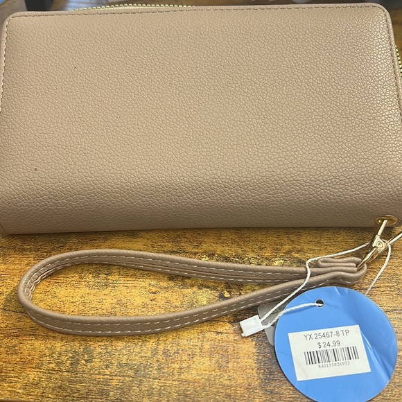 NWT WOMEN'S BIEGE CHIC UNLIMITED ZIP AROUND FRONT FLAP WALLET LEATHER WRISTLET - Picture 5 of 5